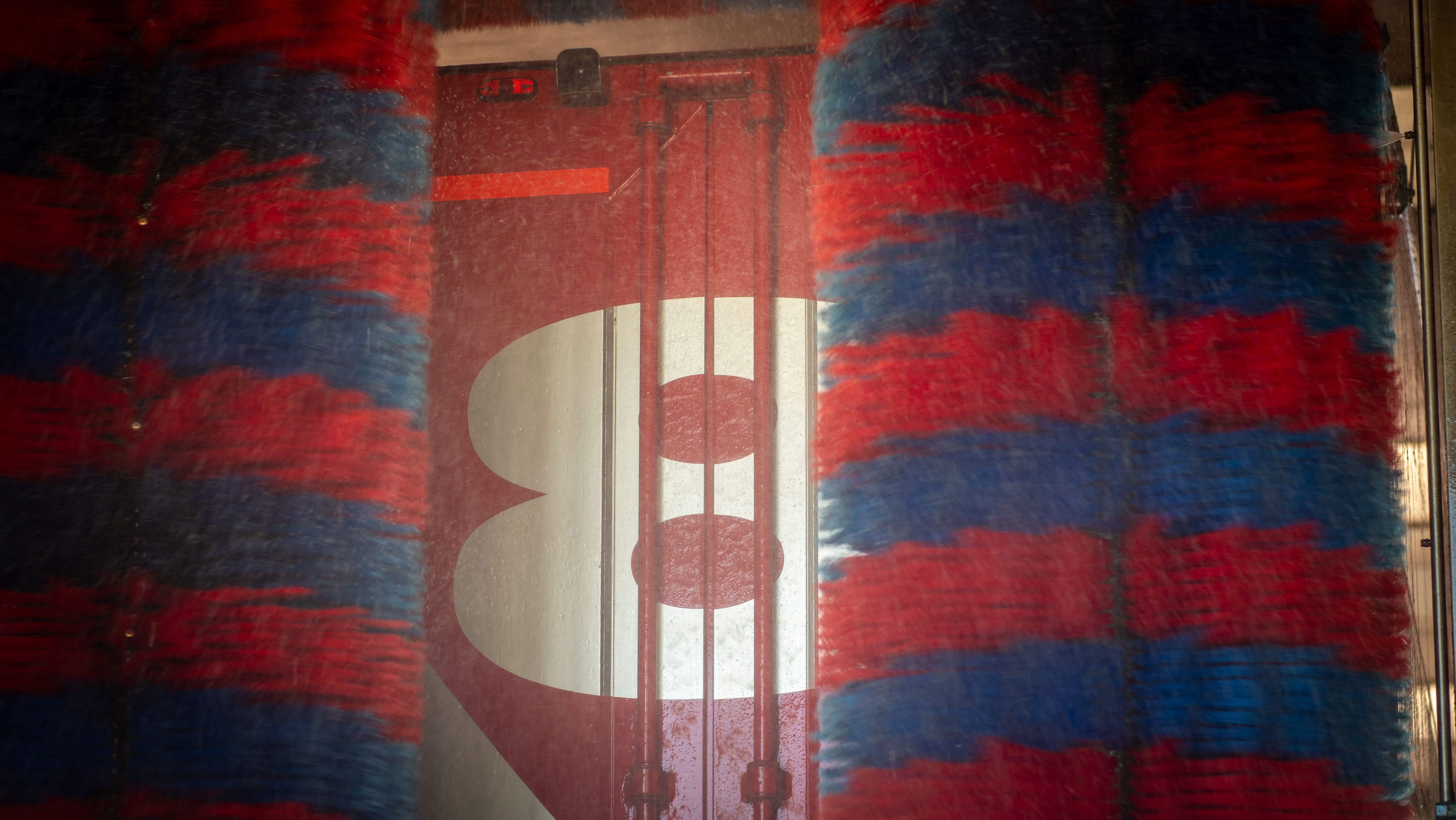 LKW in der Waschanlage