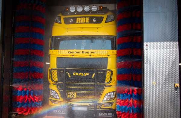 LKW in der Waschstraße