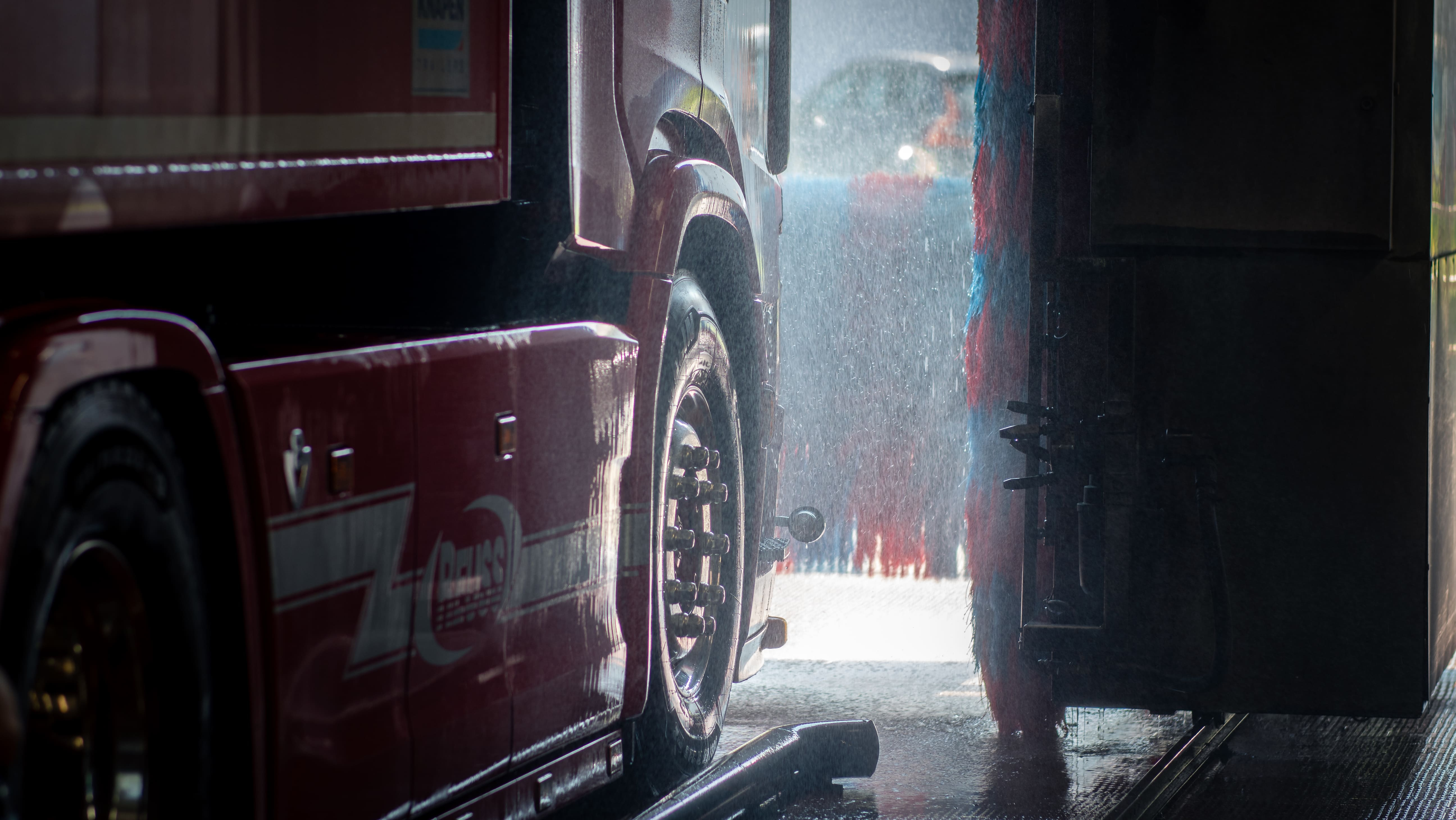 LKW in der Waschanlage