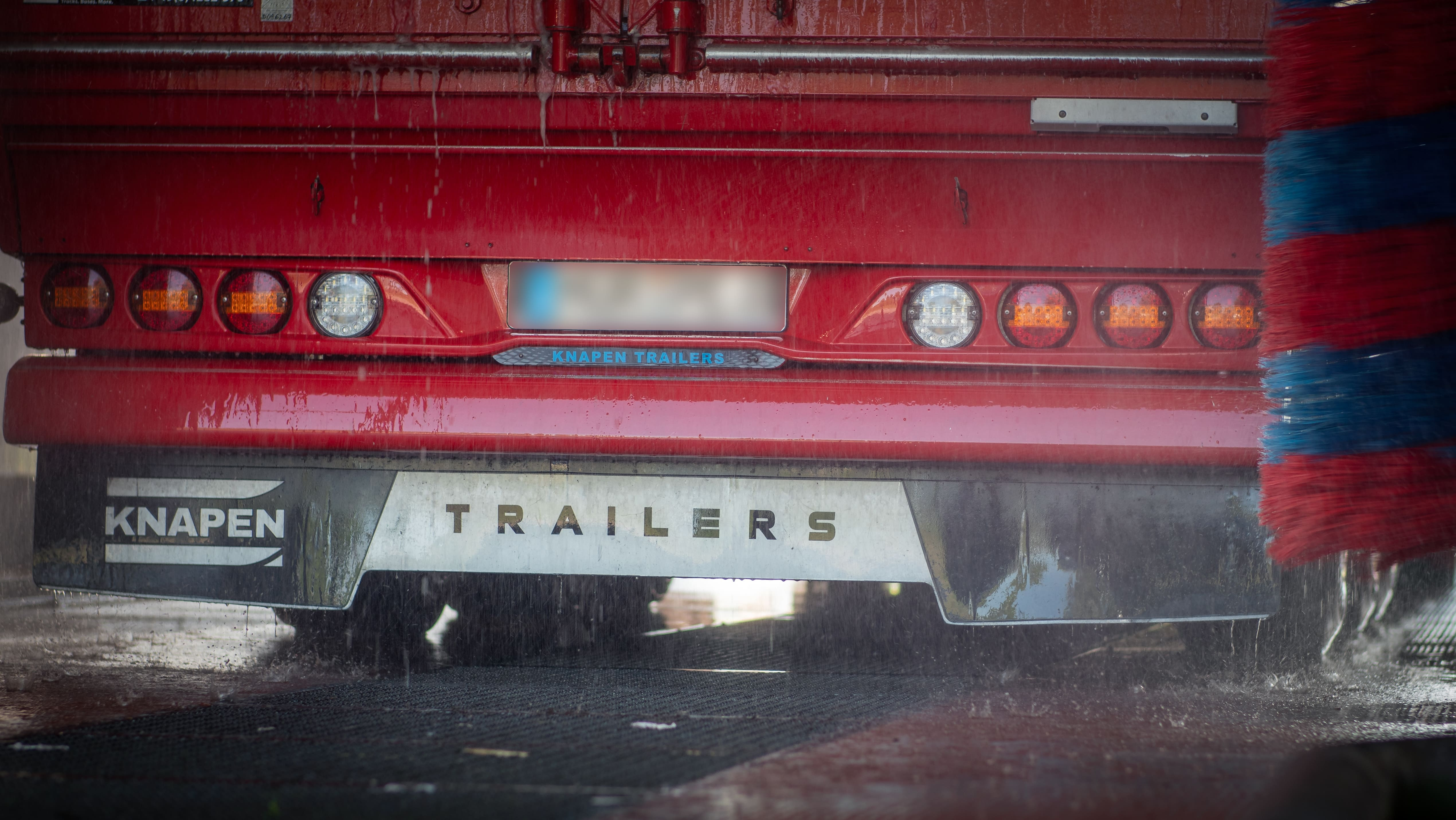 LKW in der Waschanlage