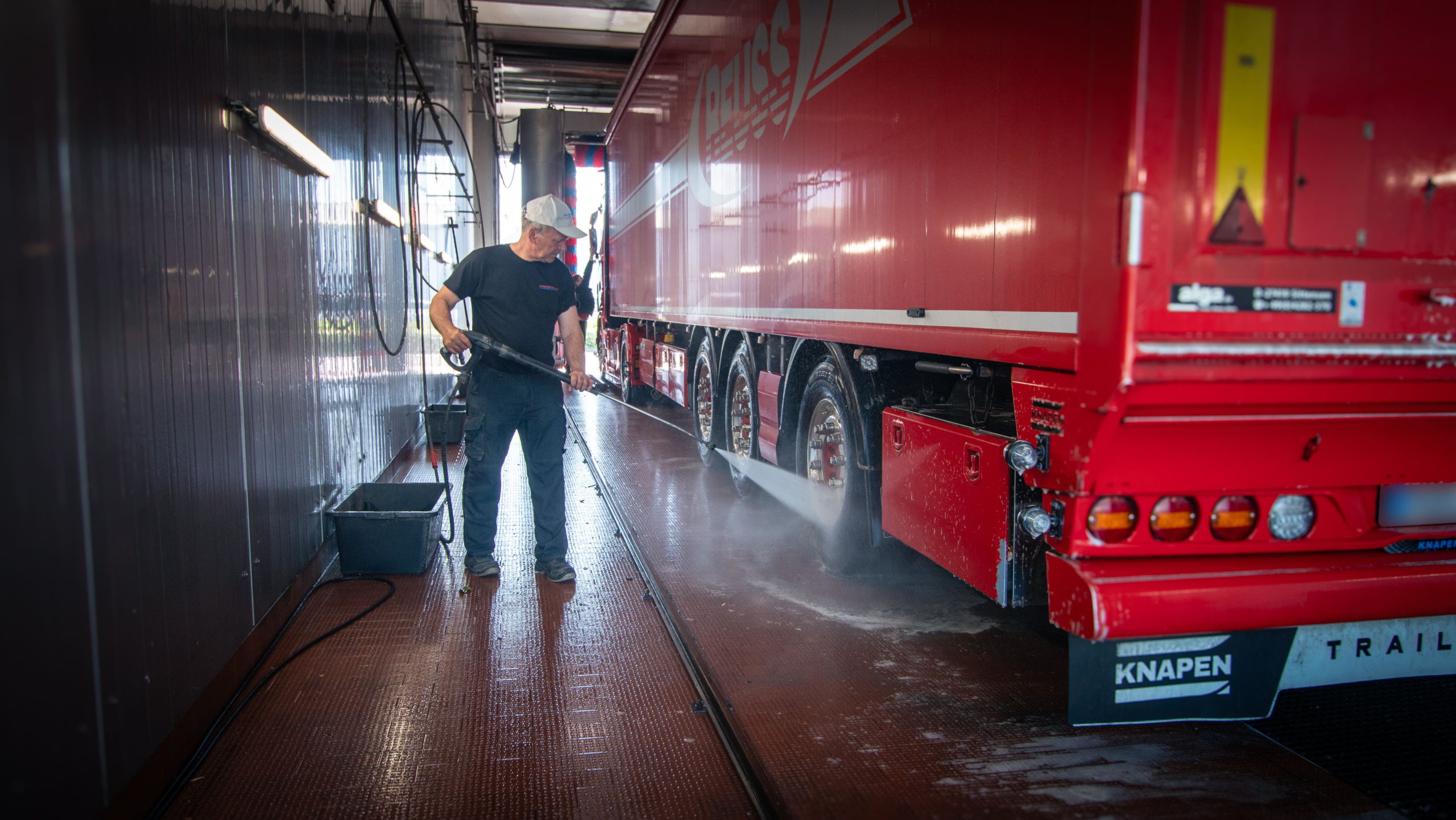 LKW in der Waschanlage