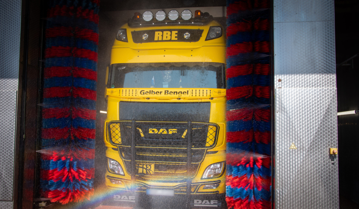 LKW in der Waschstraße